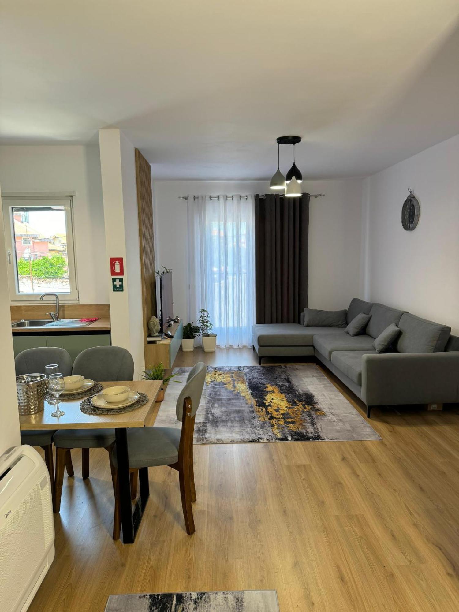 Apartment In City Center Shkodër Esterno foto